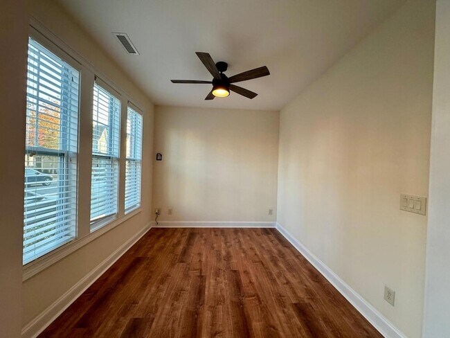 Foto del edificio - 563 Balsam Fir Dr