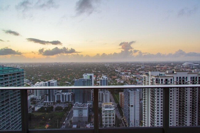 Building Photo - 1000 Brickell Plz
