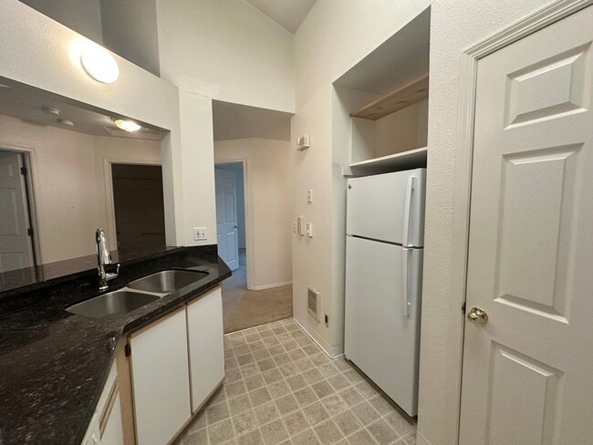 Building Photo - 2 Bedroom Hillsdale Commons Apartment!