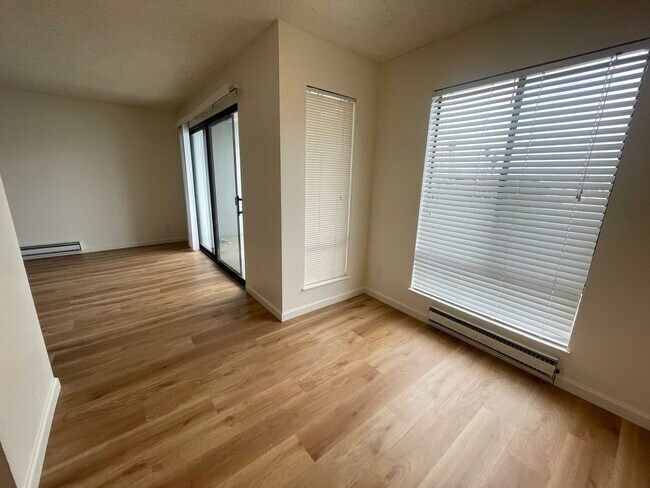 Foto del edificio - $500 Move-In Special!!! BEAUTIFUL WATER VIEW 1BD/1BA CONDO AVAILABLE AT WATERGATE COMPLEX!!