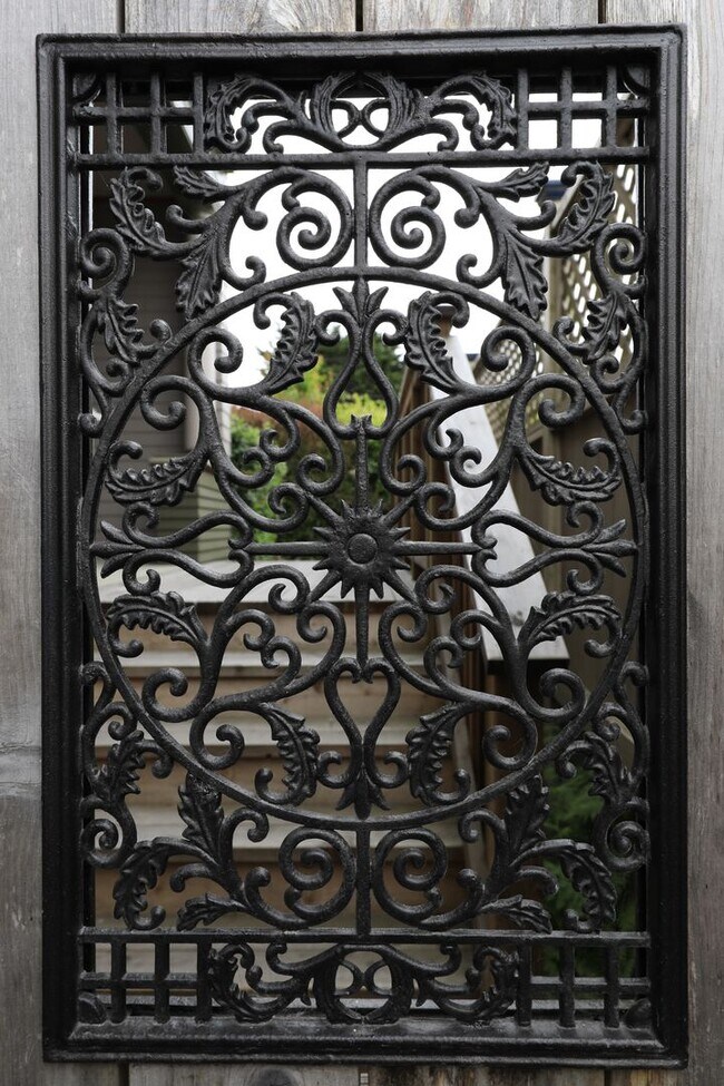 Foto del edificio - Spacious Updated Victorian Apartment, some...