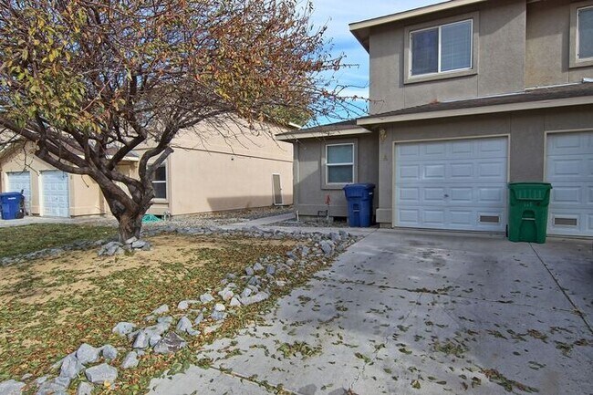 Building Photo - 695 Starlite Dr
