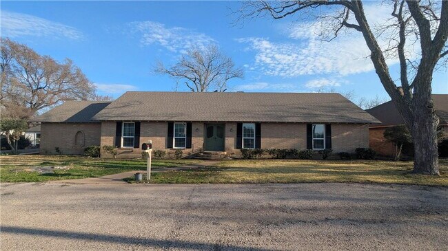 Foto del edificio - Charming 3-Bed, 2-Bath Oasis on West 6th Street - Spacious 2,685 Sq Ft Home in McGregor, TX!