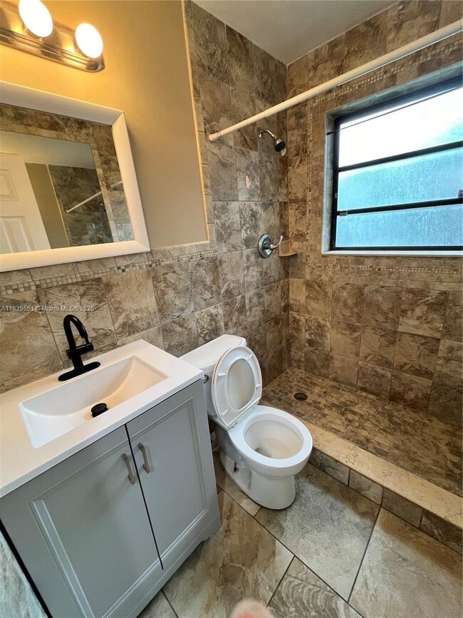 Foto del edificio - $3,000MONTHLY;1608 S 19TH AVE #HOUSE HOLLY...