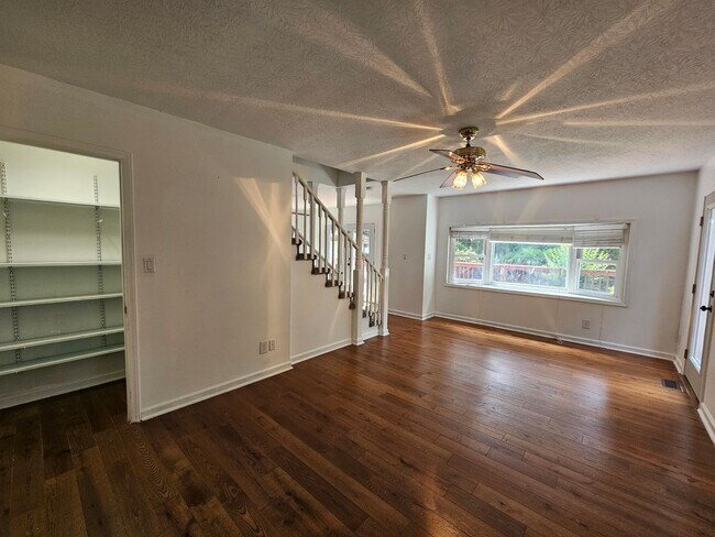 Foto del edificio - Gorgeous 5 Bedroom, 3 Bathroom Home In Cou...