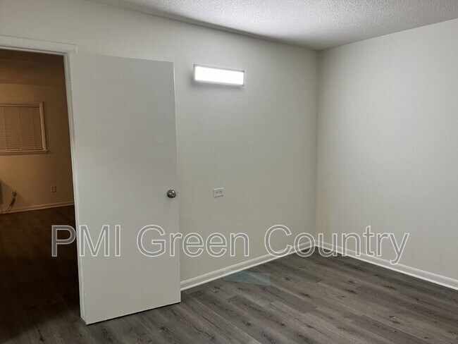 Foto del edificio - 2540 E 7th St