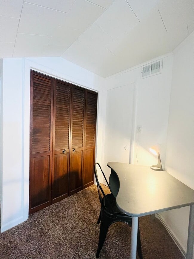 Building Photo - 5 Bedroom 2 full Bathroom Single Family Ho...