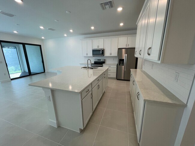 Building Photo - ANNUAL RENTAL - 3 BED/ 2.5 BATH TOWNHOUSE ...