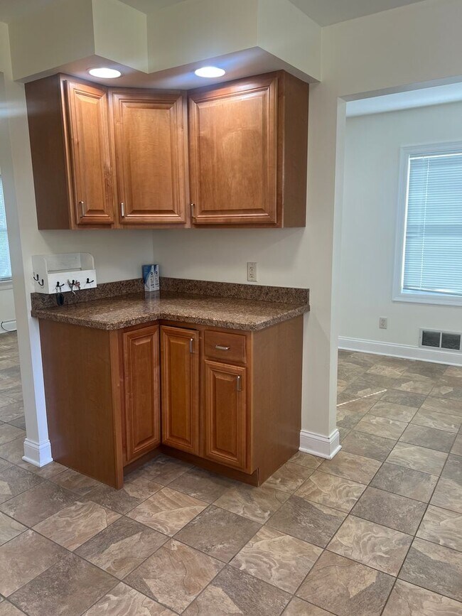 Foto del edificio - 3 Bed, 1.5 Bath Near U of R, Strong & Coll...