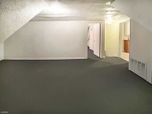 Foto del edificio - 1 br, 1 bath Triplex - 1400 Main Street 3