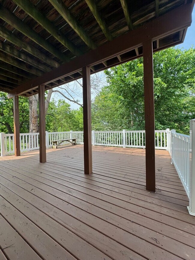 Building Photo - Updated and Spacious 3BR 2Bath House for rent
