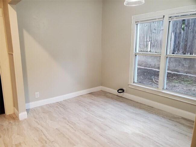 Foto del edificio - 101 E Hallsell St