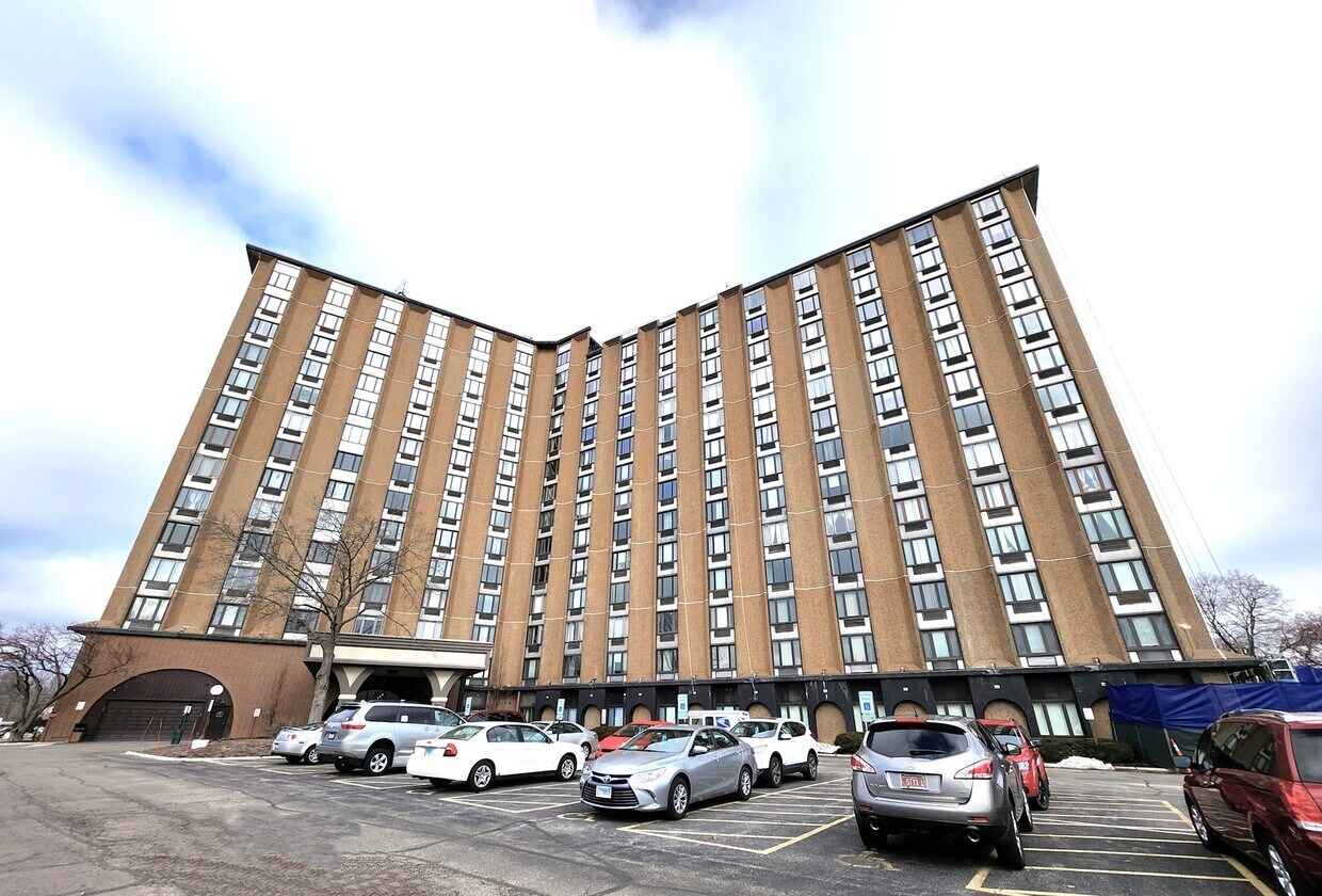 Primary Photo - 1 Renaissance Pl