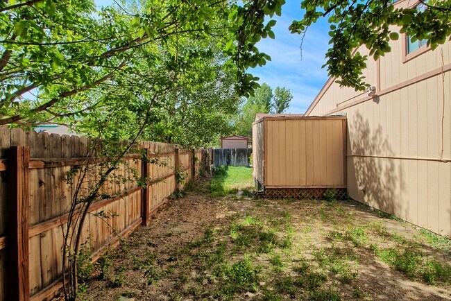 Building Photo - 466 1/2 Carson Lake Dr