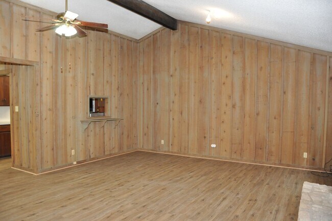 Foto del edificio - 2 Bedroom 1 Bath 1 Car Garage in Heart of ...