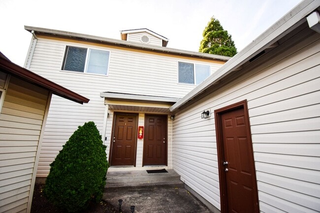Building Photo - Newly Updated 2 Bedroom 1.5 Bath Townhouse...