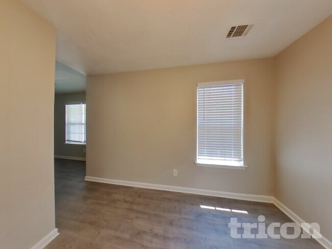 Building Photo - 2024 Meadow Glen Cir