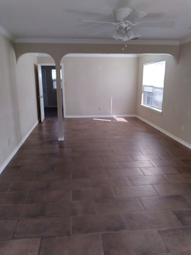 Foto del edificio - 4 bedroom 2.5 bathroom