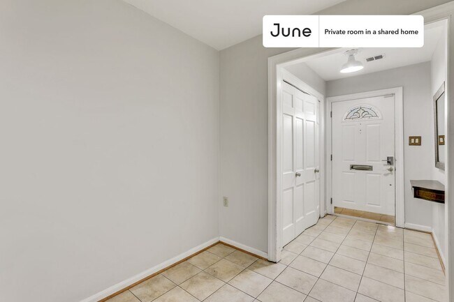 Foto del edificio - Room in Shared 7 bed/4 bath home in Southwest Waterfront