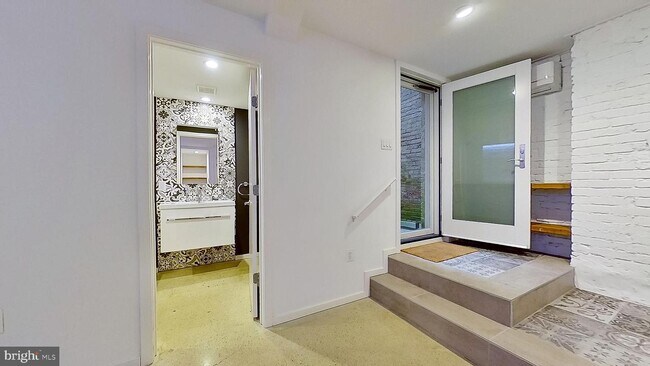 Foto del edificio - 2113 Bancroft Pl NW