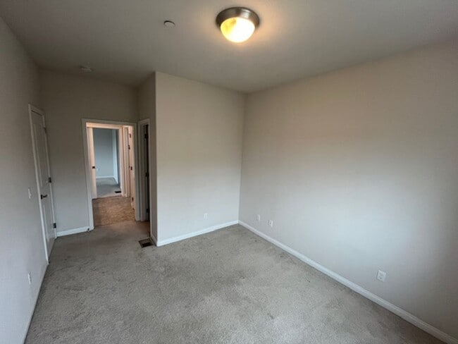 Foto del edificio - 877 Humbert Ave