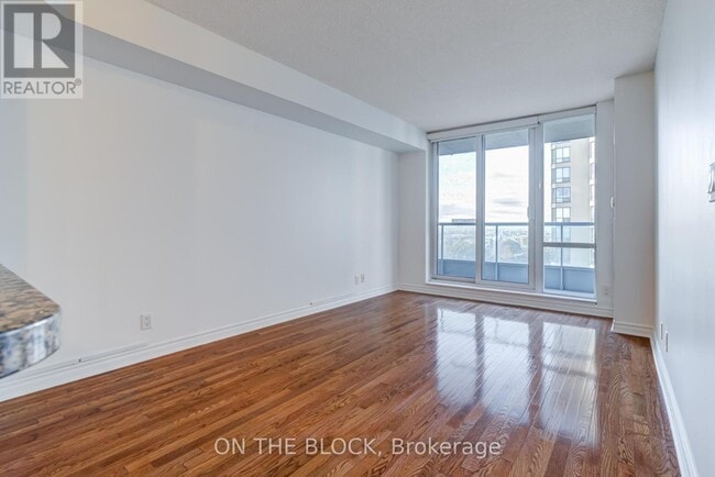 Photo du bâtiment - 33 Elm Dr W