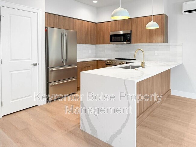 Building Photo - 4337 Greentrail Ln