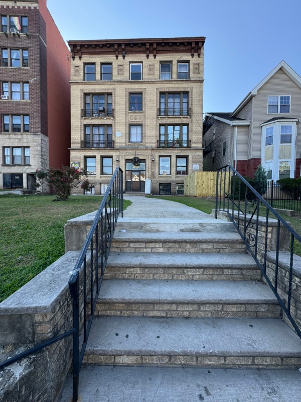 Foto del edificio - 246 Roseville Ave