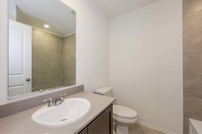 Foto del edificio - 1301 Clear Creek Dr