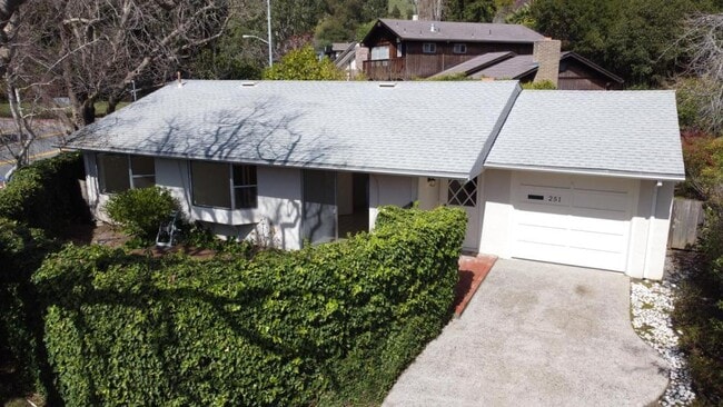 Building Photo - 251 Karen Way