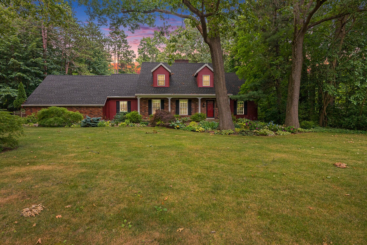Primary Photo - 3310 Lake Dr