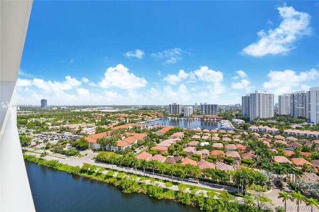 Foto del edificio - 3701 N Country Club Dr