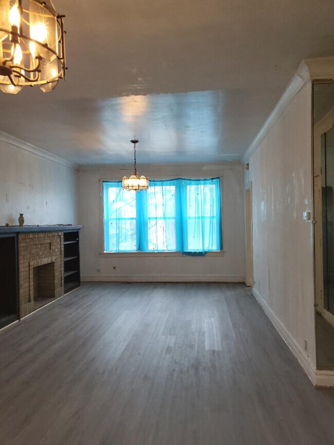 Building Photo - 1704 W 35th St