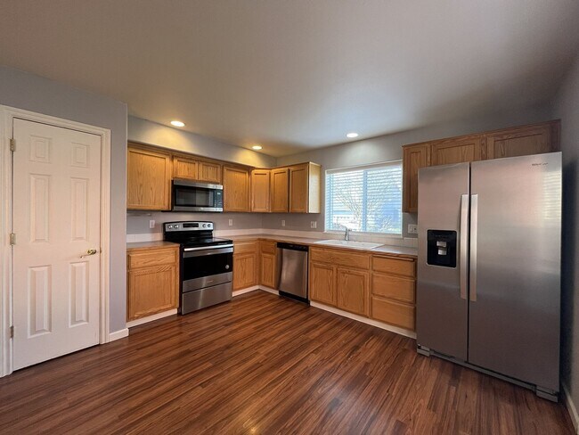 Foto del edificio - Elegant Two-Story Home with Open Floor Plan, Gas Fireplace & Large Backyard