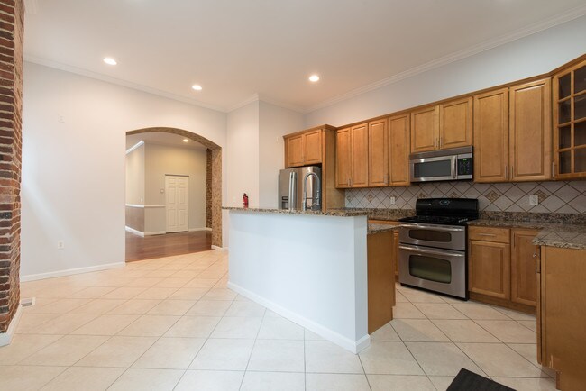 Building Photo - Welcoming two level apartment