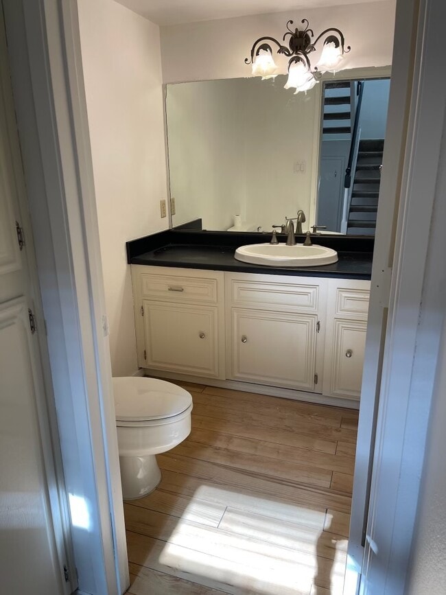 Foto del edificio - 1001 Mohawk St