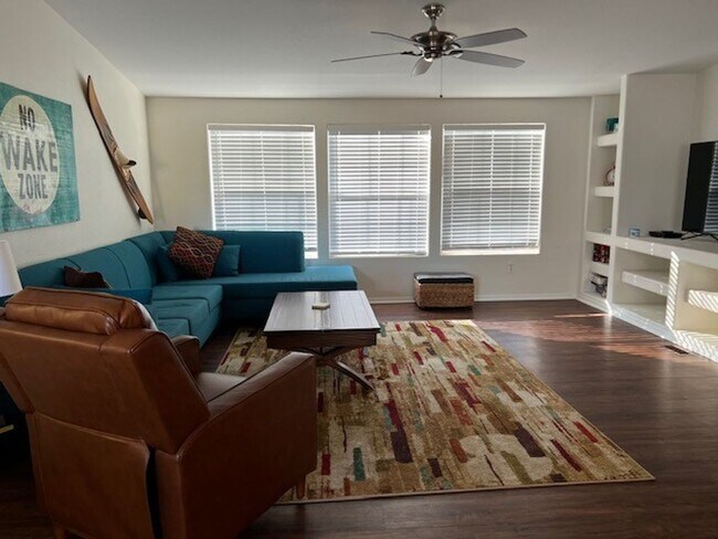 Foto del edificio - Fully furnished 3 BR Home Includes Utiliti...