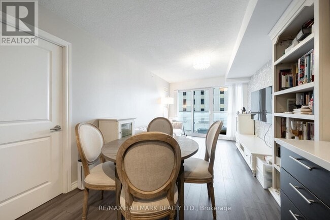 Building Photo - 386 Yonge St