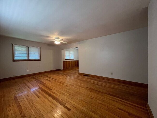 Building Photo - Cozy 3 Bedroom, 2 Bathroom Home in Kansas ...
