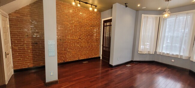 Building Photo - 1128 Park Rd NW