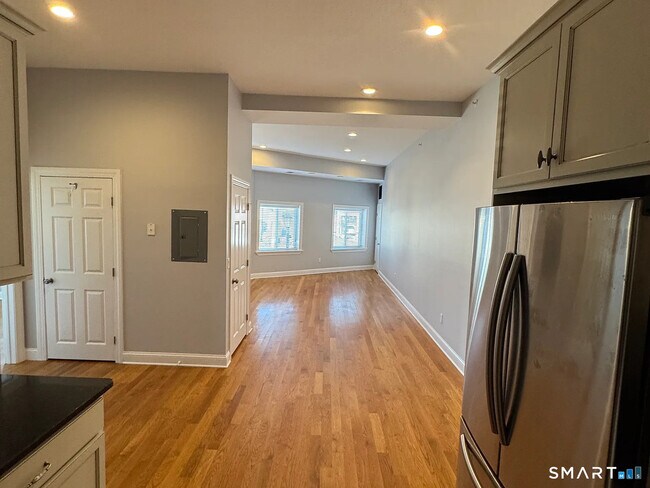 Building Photo - 2067 Barnum Ave
