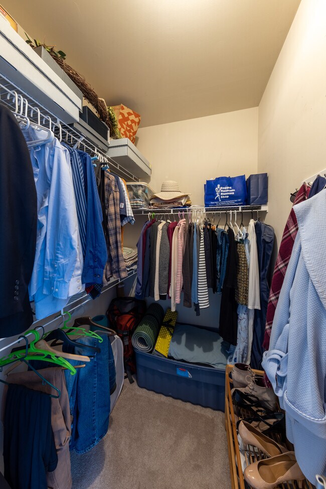 Building Photo - 260 Riverbend Dr