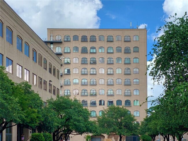 Building Photo - 507 Sabine St
