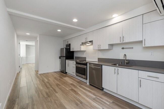 Building Photo - Newly Renovated 1 Bedroom Apartment in Hea...