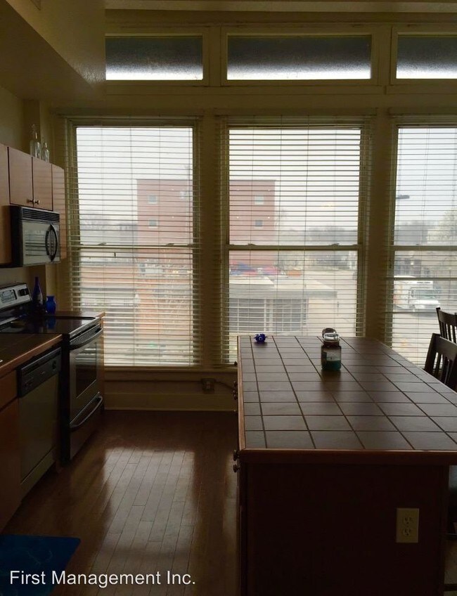 Building Photo - 2 br, 2 bath Apartment - 10 W 10th St