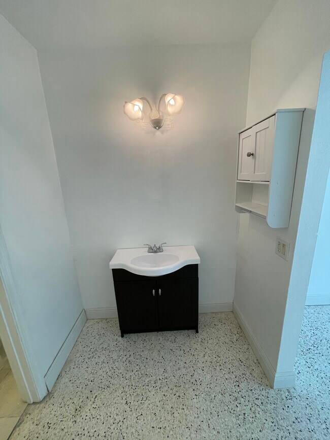 Sincronización del baño - 665 NE 83rd Ter