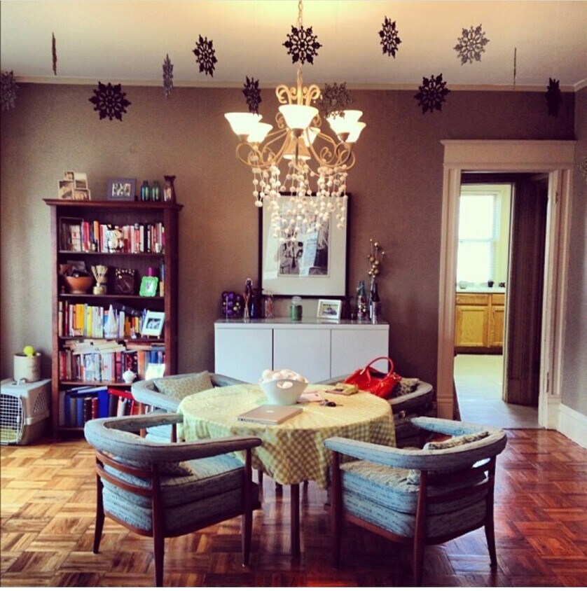Building Photo - Main floor duplex apt! Huge Ceilings and N...