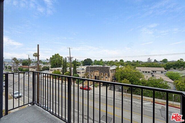 Foto del edificio - 6144 Whitsett Ave