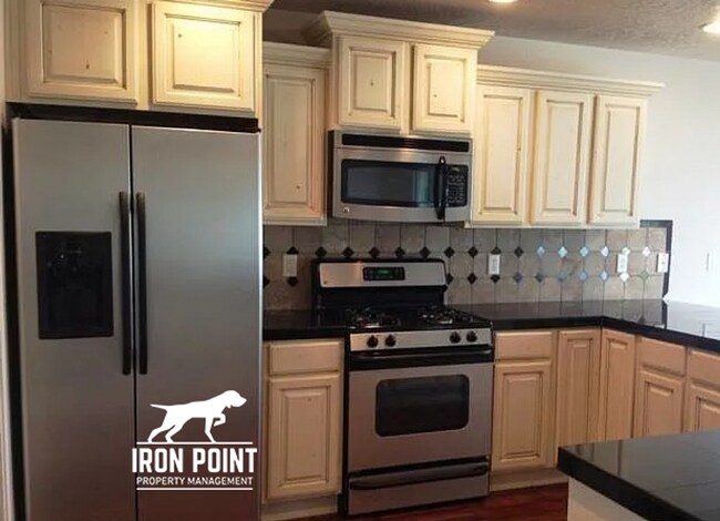 Foto del edificio - NW Meridian 3bed/2.5 bath w/3 car garage and fenced yard.