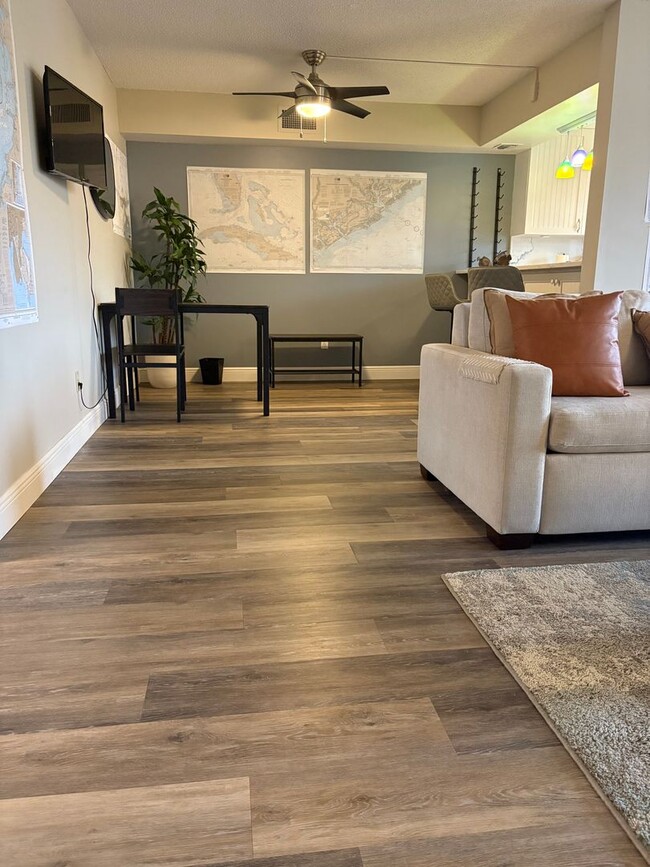 Building Photo - (55+) 1/1.5 WATERFRONT in Circle Bay Yacht Club